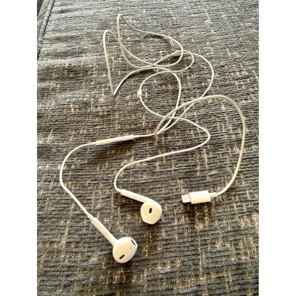 Apple EarPods Lightning Connector *NOT TESTED* Wired Headphones In-Ear